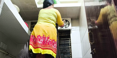 Desi aunty gets her cock-squeezing puss boned after cleaning the room